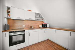 Exklusive Dachgeschosswohnung mit Einbauküche und großem Sonnenbalkon inkl. Panoramablick im Zentrum – Hauptstraße 70, 53604 Bad Honnef – Vorschaubild 8