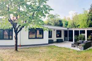 excl. 5 BR bungalow has it all: atrium, quality kitchen, floor heating, terrace, large fenced yard