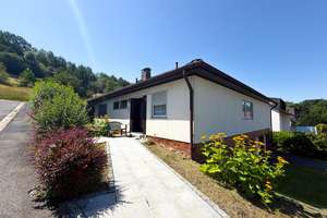 Bungalow mit schönem Garten und Doppelgarage in ruhiger Lage von Niederfüllbach – Die vollständige Adresse der Immobilie erhältst du vom Anbieter., 96489 Niederfüllbach – Vorschaubild 1