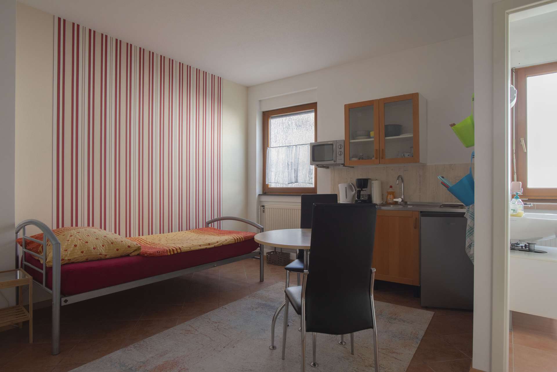 Wohnhaus mit vielen Optionen (aktuell 2 Apartments und viel Lagerfläche). Käuferprovisionsfrei!, Hochtaunuskreis – Bild 2