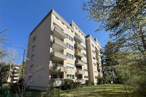 MIT BLICK INS GRÜNE: SAN.-BEDÜRFTIGE 2-ZI-ETW MIT SÜDBALKON, LIFT UND TG-STELLPLATZ IN ER-BÜCHENBACH – Kulmbacher Straße 14, 91056 Büchenbach Nord, Erlangen – Vorschaubild 2