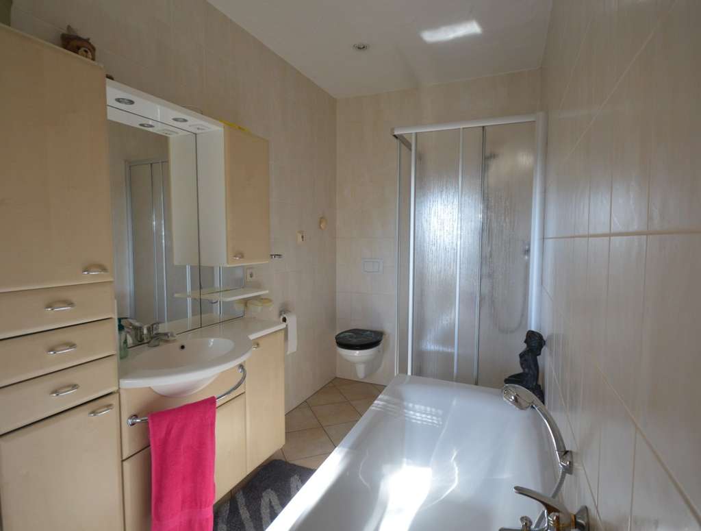 Immobilie in Hohenstein-Ernstthal - Geräumige Doppelhaushälfte in Stadtlage im Chemnitzer Umland - tolle Fernsicht inklusive - Bild 2