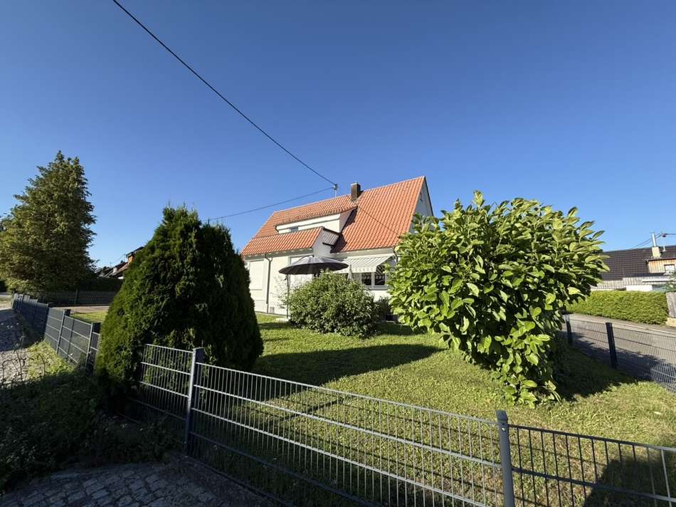 Hausansicht mit Garten