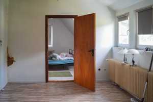 Gestaltbares Zuhause : EFH mit Garten, Garage und 4 Freistellplätzen mit Renovierungsbedarf – Osterholz (Kreis) – Vorschaubild 3