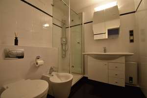 40 qm Terrasse! 4-Zimmer-Wohnung  mit EBK, Kamin & Doppelgarage für gehobene Ansprüche – Niederrheinstraße 16a, 40474 Stockum, Düsseldorf – Vorschaubild 13