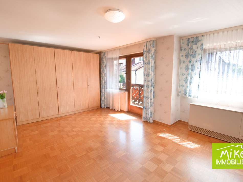 großes Schlafzimmer mit Balkon