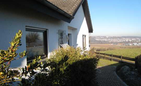 *Idylisch gelegenes Einfamilienhaus mit ELW + Doppelgarage in unverbauter top Randlage mit Aussicht*