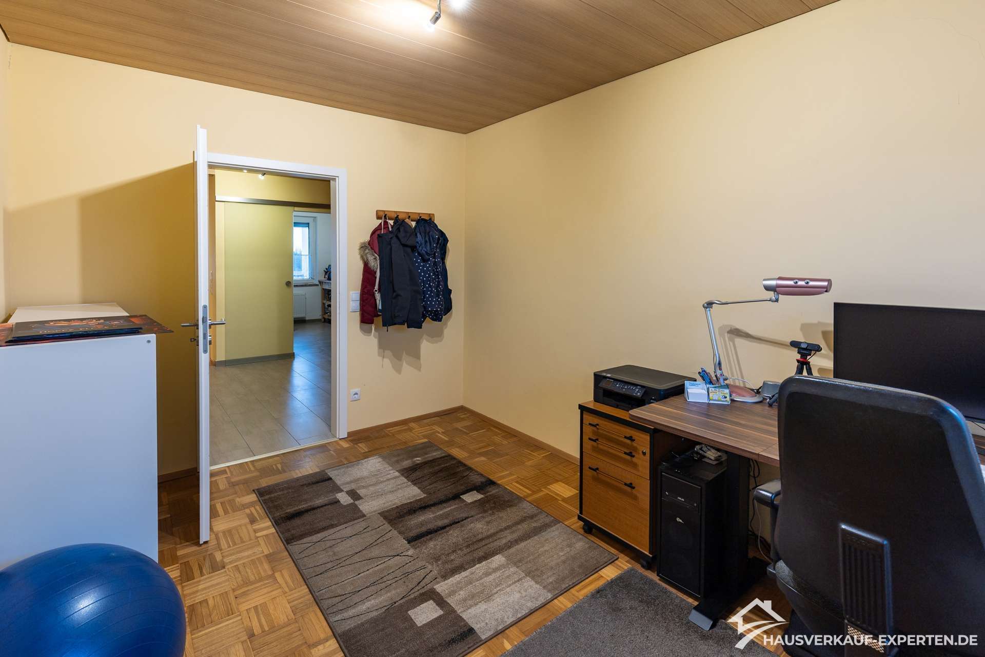 Immobilie in Voerde (Niederrhein) - Helle Räume, grüne Weite – Stilvolle Eigentumswohnung mit Balkon und Garage - Bild 1