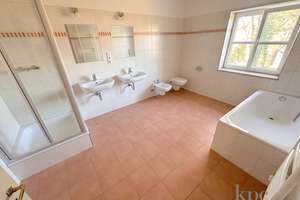 Gräfelfing! Walmdach-Villa mit sep. Gästehaus auf über 1.200m² Grund! Ausbaureserve (DG)! – Die vollständige Adresse der Immobilie erhältst du vom Anbieter., 82166 Gräfelfing – Vorschaubild 11