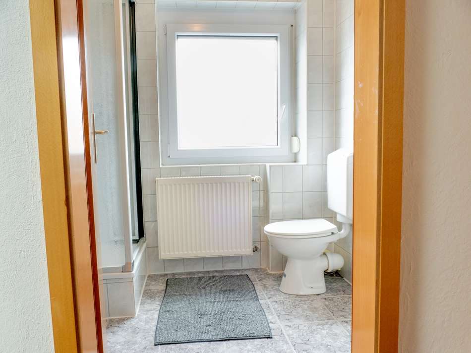 Bad mit Dusche DG