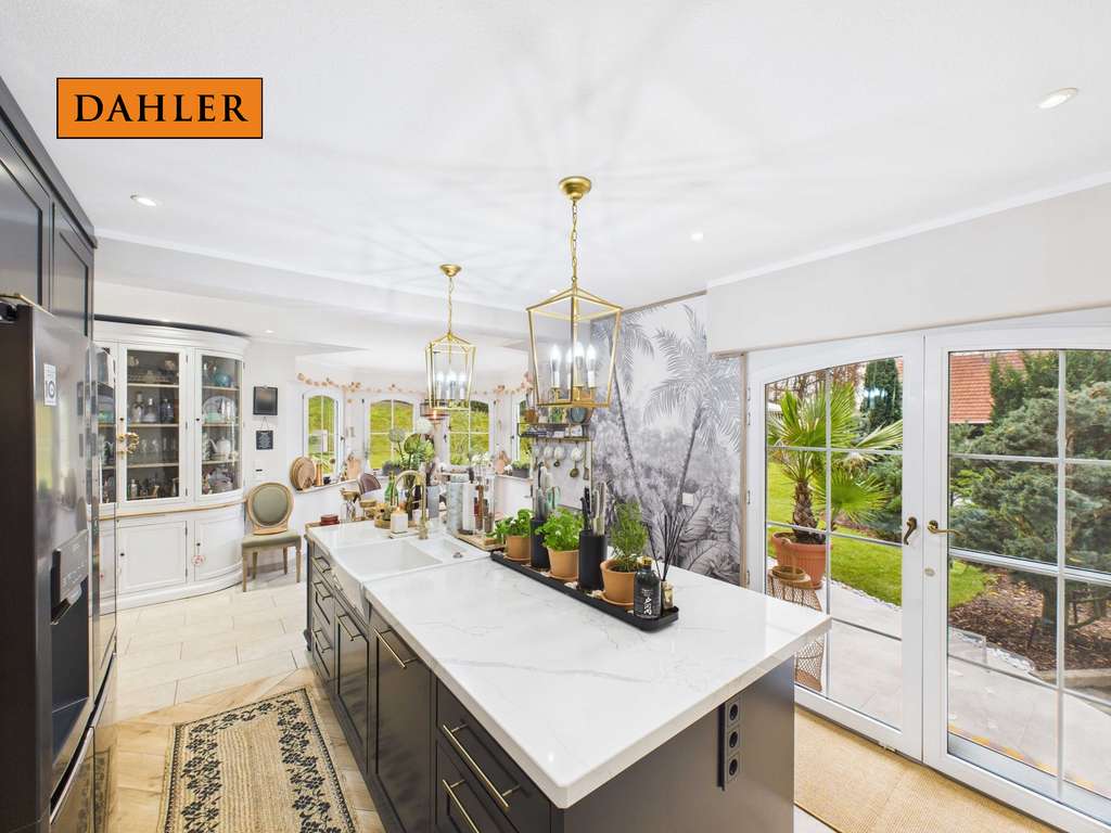 Immobilie in Ziemetshausen - Exklusive Lage am Waldrand - großzügiges Haus mit Pool und Wellnessbereich - Bild 2