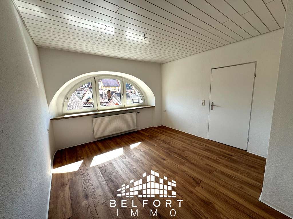 Immobilie in Marktbreit - VIEL PLATZ FÜR DIE GANZE FAMILIE: WOHNHAUS MIT SONNIGER DACHTERRASSE IM HERZEN VON MARKTBREIT - Bild 2