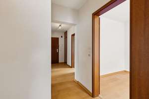 Zentral wohnen in Siegen: Gepflegte 3-Zimmer-Wohnung mit Parkett, Einbauküche & Garage – 57072 Siegen, Siegen – Vorschaubild 16