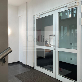 Helles Büro mit optimaler Verkehrsanbindung