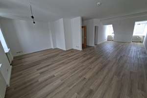 Renovierte, zentral gelegene und großzügig geschnittene Wohnung mit zwei Balkone – Juliuspromenade 64, 97070 Altstadt, Würzburg – Vorschaubild 2