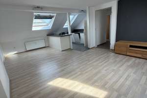 Helle 2-Zimmer-DG-Wohnung mit Garage, Einbauküche & Stauraum in Dortmund-Wickede