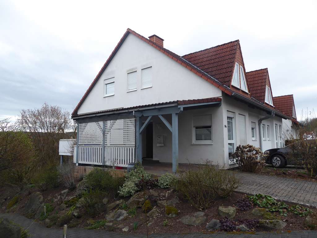 Immobilie in Mömbris - 1 Fam. Wohnhaus (DHH) mit Carport in wunderschöner Südhanglage - Bild 1