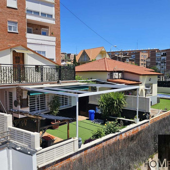 ESTUDIO HOME MADRID BIETET Einfamilienhaus mit zwei Etagen auf einem 129m2 großen Grundstück, gelege