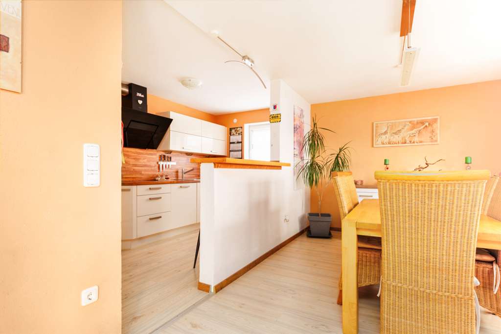 Immobilie in Velburg - Familienfreundliches Einfamilienhaus in ruhiger Lage von Velburg mit Ausbaupotenzial für Einliegerwo - Bild 2