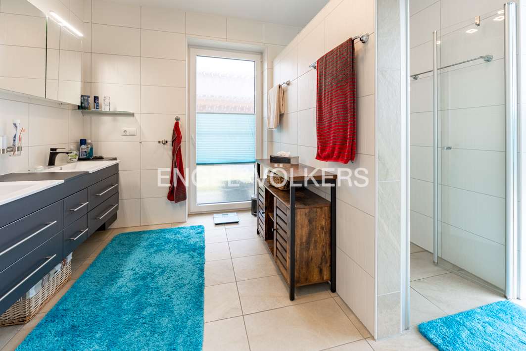 Immobilie in Esterwegen - Familientraum auf zwei Ebenen – Großzügiger Bungalow mit Dachausbau und Garten - Bild 1