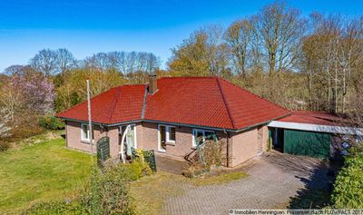 Völlig versteckt mitten im Ort - moderner Winkelbungalow mit großem Garten