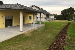 WALMDACHBUNGALOW MIT GARAGE UND CARPORT IN TRAUMHAFTER SIEDLUNGSRANDLAGE – Die vollständige Adresse der Immobilie erhältst du vom Anbieter., 94474 Vilshofen an der Donau – Vorschaubild 4