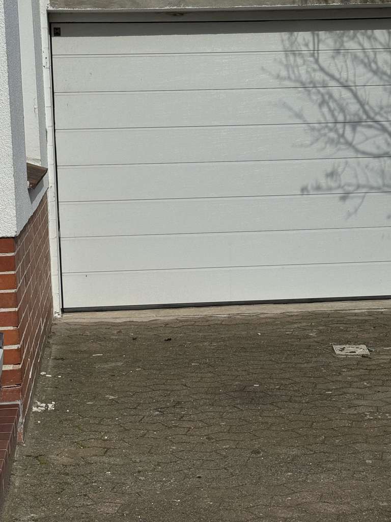 Immobilie in Garbsen - Haus mit 2 Wohnungen, 160 qm Wohnfläche, angebautes Geschäftshaus 120 qm, Garten in Garbsen - Bild 2