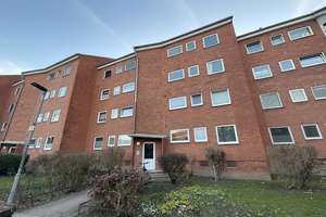 Frisch renovierte 2 Zimmer-Wohnung mit Balkon und modernisiertem Tageslichtbad mit Wanne