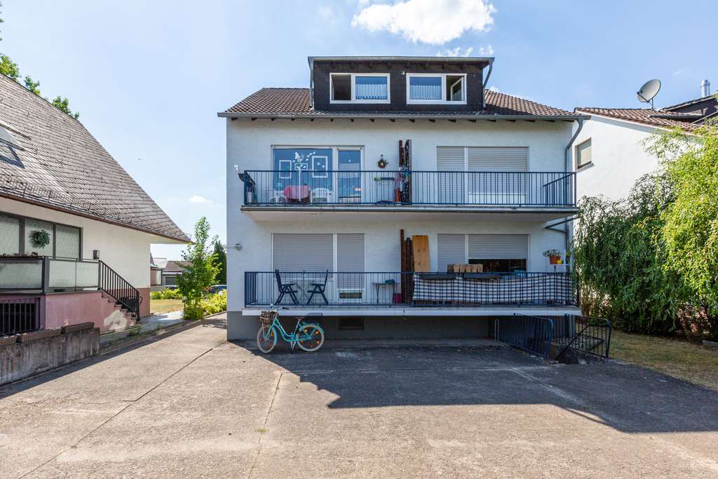 Mehrfamilienhaus mit 5 Wohneinheiten und 4 Garagen in Rodgau-Jügesheim