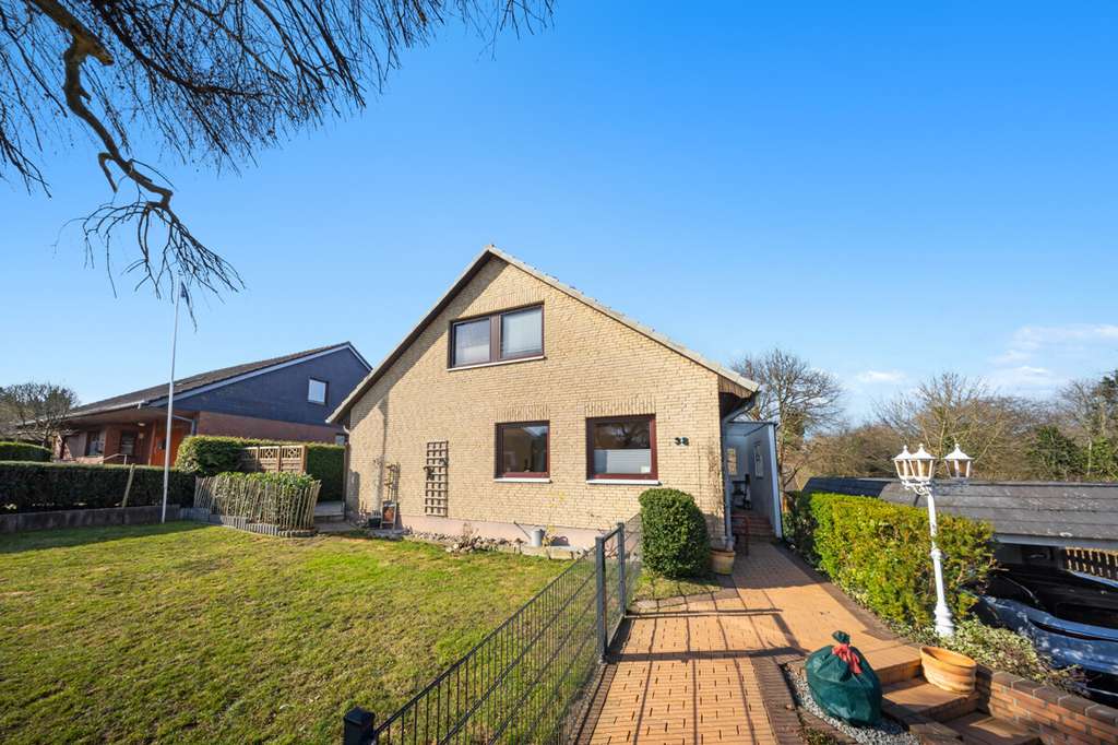 Immobilie in Eutin - Einfamilienhaus mit Einliegerwohnung, PV-Anlage und Süd-West-Garten - Bild 1