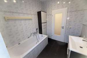 Frisch sanierte 2-Raum-Wohnung mit Einbauküche, Bad mit Wanne,  & Carport-Stellplatz – Die vollständige Adresse der Immobilie erhältst du vom Anbieter., 6246 Bad Lauchstädt – Vorschaubild 3