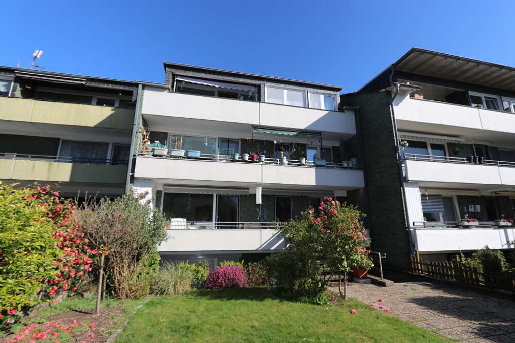 Immobilie in Kaarst - + Kaarst + vermietetes 6-Parteien-Haus + Baujahr 1968 + insgesamt ca. 312 m² Wohnfläche + Garage + - Bild 1