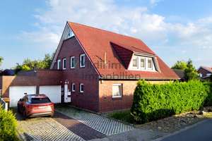 Großzügiges Mehrfamilienhaus in Dorum – Gepflegt, vielseitig und mit Doppelgarage – Die vollständige Adresse der Immobilie erhältst du vom Anbieter., 27639 Dorum – Vorschaubild 1