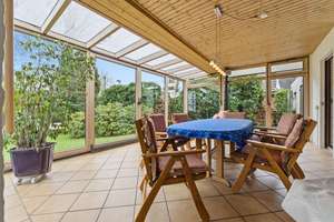 Freistehendes Einfamilienhaus mit Wintergarten und Garage