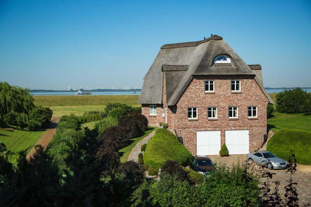 Immobilie in Glückstadt - Reetgedecktes Warfthaus mit Elbblick in traumhafter Lage - Bild 0