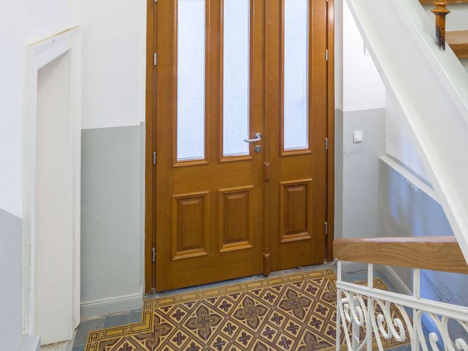 Treppenhaus mit Holztür.jpg