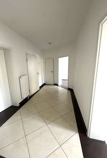 Flur mit weißen Wänden.jpg