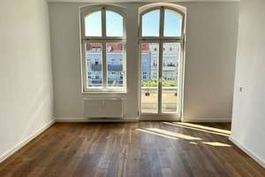 Lebendig, modern, zentral: 3 Zimmer mit zwei Balkonen an der Warschauer Straße! Sofort bezugsfrei! – Die vollständige Adresse der Immobilie erhältst du vom Anbieter., 10243 Friedrichshain, Berlin – Vorschaubild 2