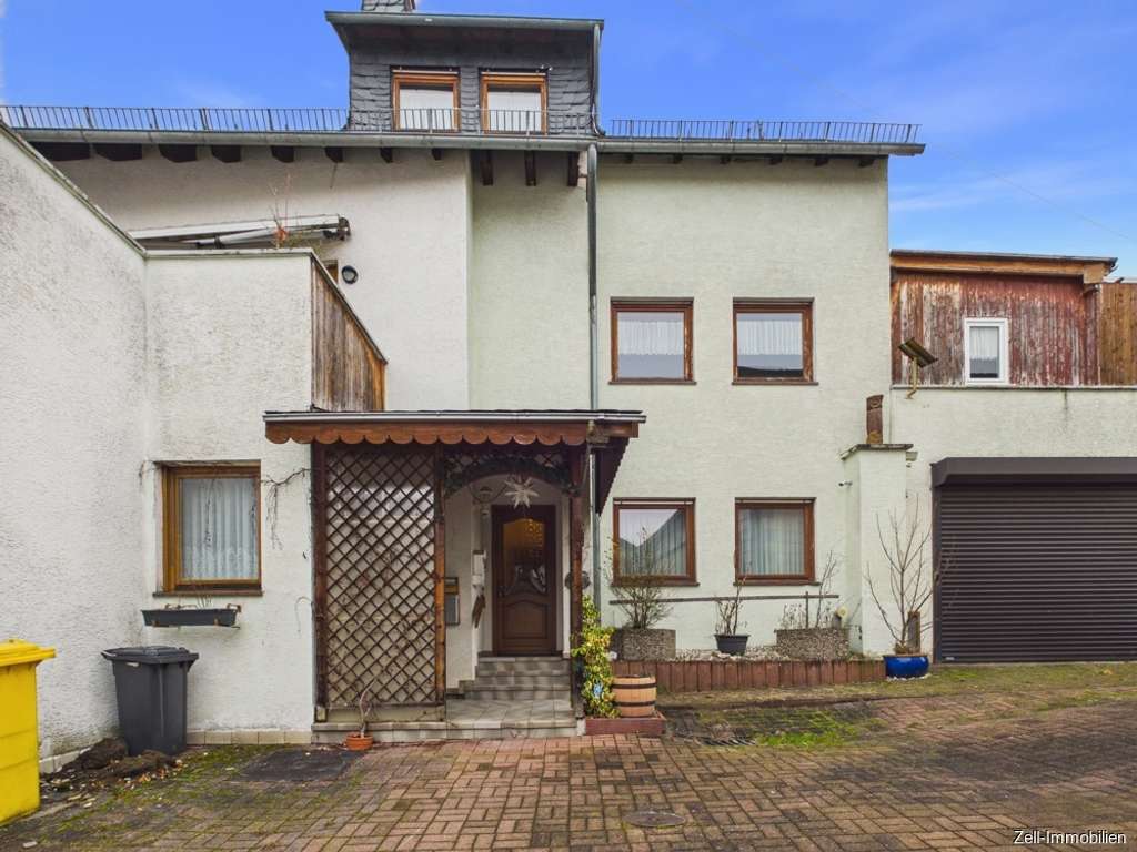 Immobilie in Bornich - Einfamilienhaus mit Garage, Werkstatt und Einliegerwohnung in Bornich zu verkaufen - Bild 1