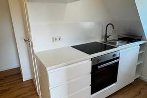 Erstbezug nach Kernsanierung – stilvolle Dachgeschosswohnung mit Einbauküche