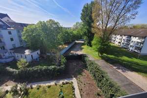 Helle Dachgeschosswohnung mit Loggia und Fahrstuhl