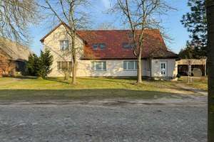 Charmantes Zweifamilienhaus in ruhiger Lage von Mirow-Leussow – Die vollständige Adresse der Immobilie erhältst du vom Anbieter., 17252 Mirow – Vorschaubild 1