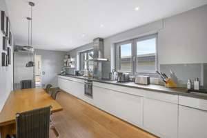 Haus-in-Haus: Wohnen auf  290 qm mit Garten & Pool, separatem Apartment und Garage – Die vollständige Adresse der Immobilie erhältst du vom Anbieter., 50858 Junkersdorf, Köln – Vorschaubild 9