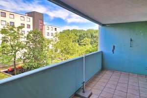 Großzügige, helle 3 Zimmer Wohnung mit Balkon, Aufzug und Stellplatz