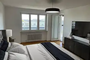 Großzügige 2,5-Zimmer-Wohnung mit Loggia und Balkon – München – Vorschaubild 3
