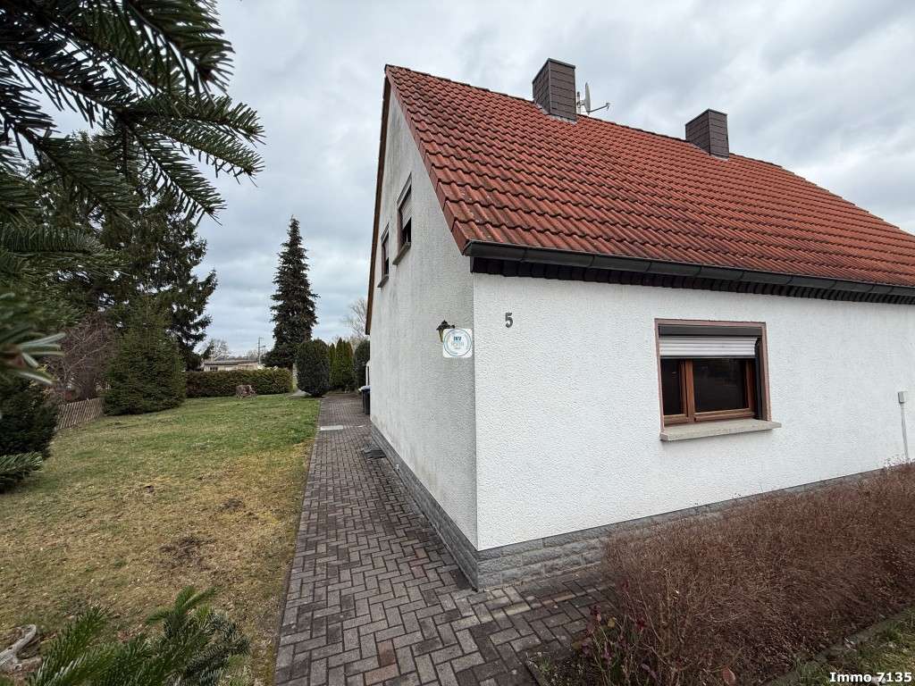 Immobilie in Neukieritzsch - Doppelhaushälfte mit sehr großen teilbaren Grundstück - Bild 1