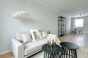 Erstbezug nach Sanierung: Moderne 2-Zi.-DG-Wohnung mit Einbauküche und PKW-Stellplatz