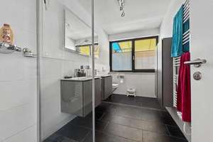 Wohnen auf höchstem Niveau - Doppelhaushälfte am Riedberg mit Garage und Carport -Effizienzklasse 55 – 60438 Kalbach-Riedberg, Frankfurt am Main – Vorschaubild 9