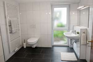 Großzügige 3,5 Zimmer Wohnung (96 m²) mit Wohnküche, überdachter Terrasse & separatem Eingang – Die vollständige Adresse der Immobilie erhältst du vom Anbieter., 73262 Reichenbach an der Fils – Vorschaubild 2