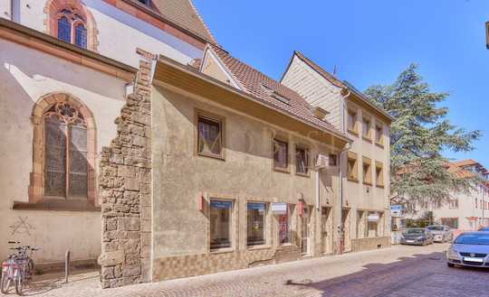 Zentrale Wohn- & Gewerbeimmobilie in Landau – 2 Häuser, 6 Einheiten, viel Potenzial!